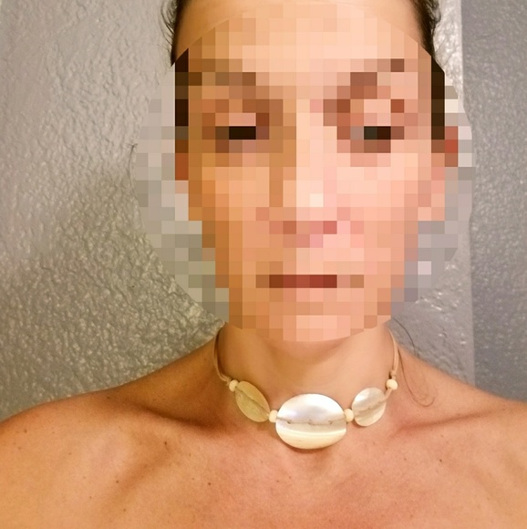 Leather choker with iridescent shells - Picture 1 of 1