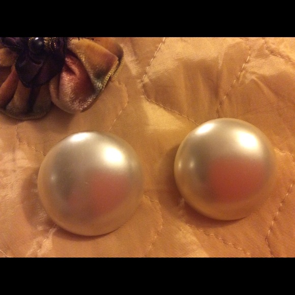 Vintage RETRO LUCY Big Pearl Earrings Clip-On - Picture 2 of 5