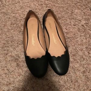 Black scallop trim flats