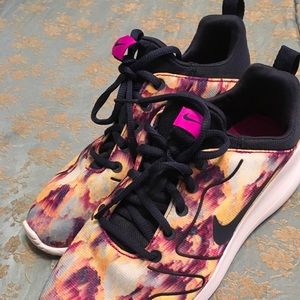 Nike tennis shoes *like new*