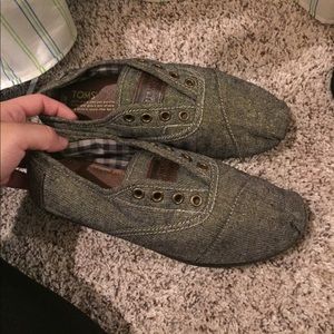 Slightly used toms grey 7