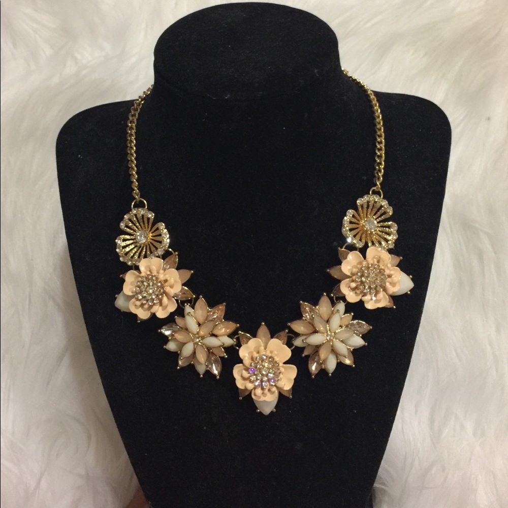 Gold flower peach necklace ✨