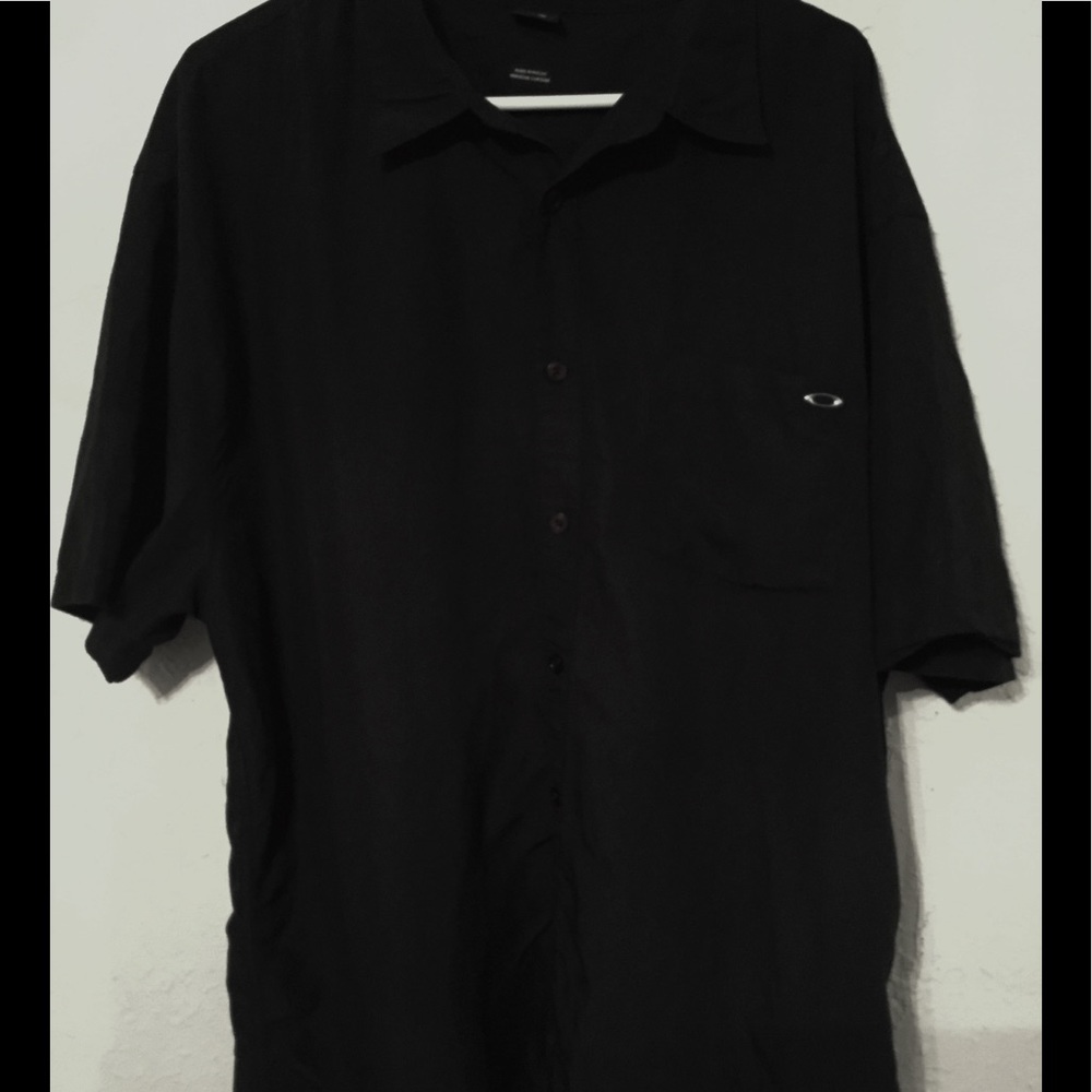 Men’s Oakley Short sleeve shirt. PRICE DROPPED 🚨