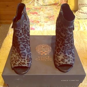 Vince Camuto Grey Leopard