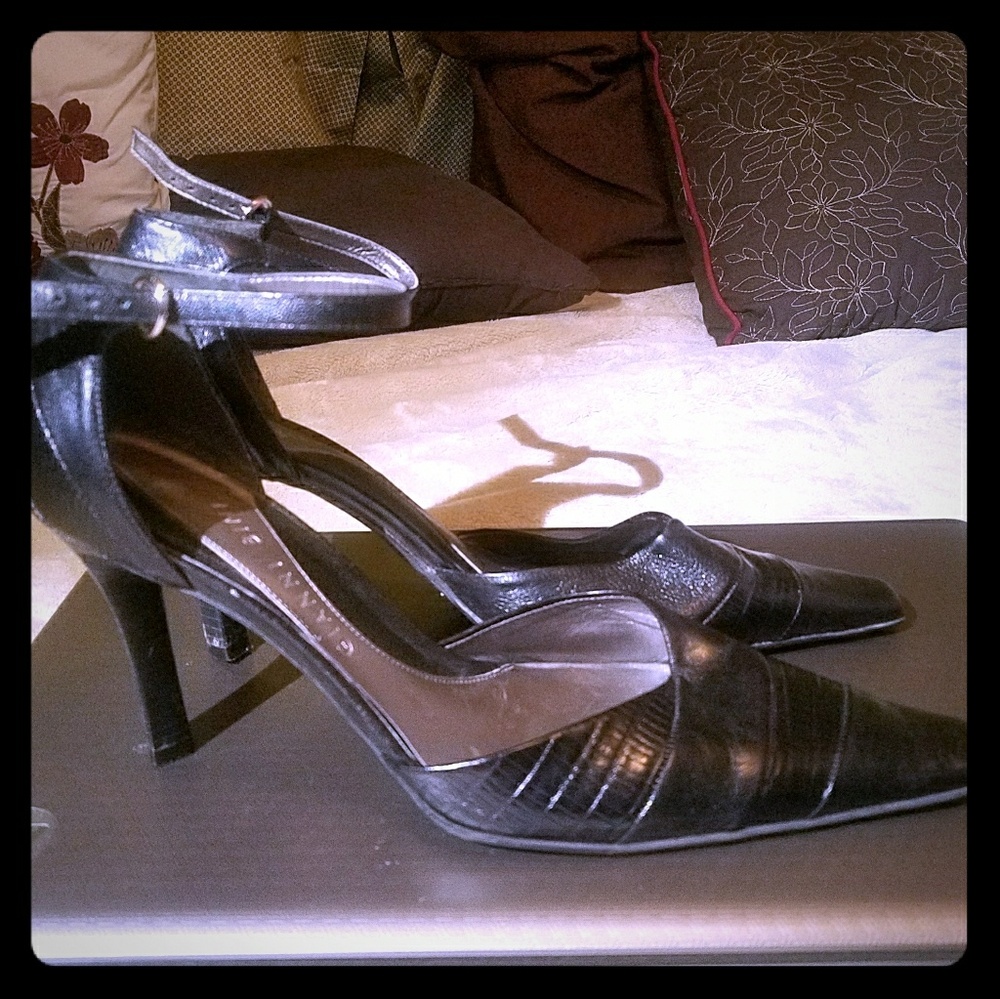 ***GIANNI BINI BLACK STRAP HEELS***