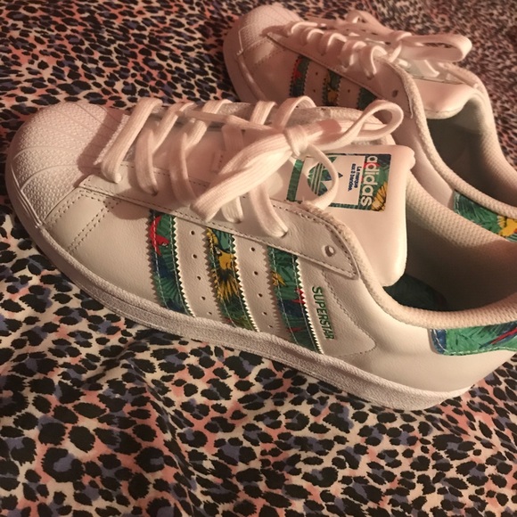 Just not my style anymore. Never worn brand new - Picture 2 of 5