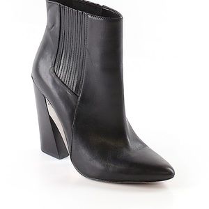 BCBG MAXAZRIA ANKLE BOOTS