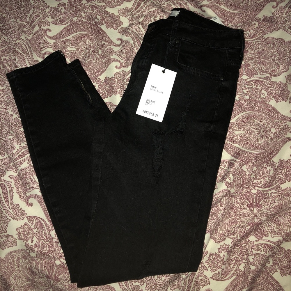 NWT Forever 21 Black Distressed Skinny Jeans