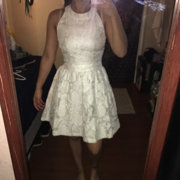 White dress - Picture 4 of 5