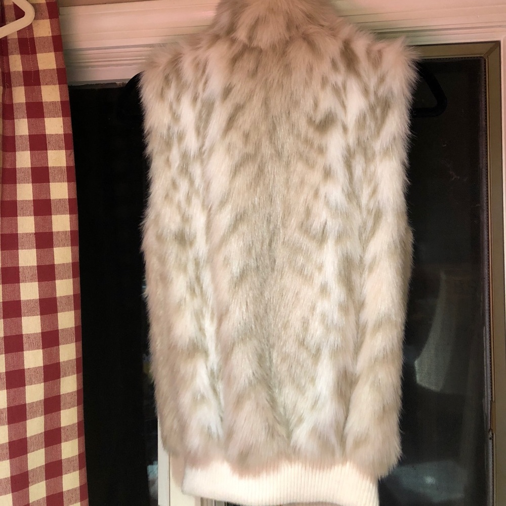 Ellen Tracy fur vest.  MAKE AN OFFER - Picture 2 of 3