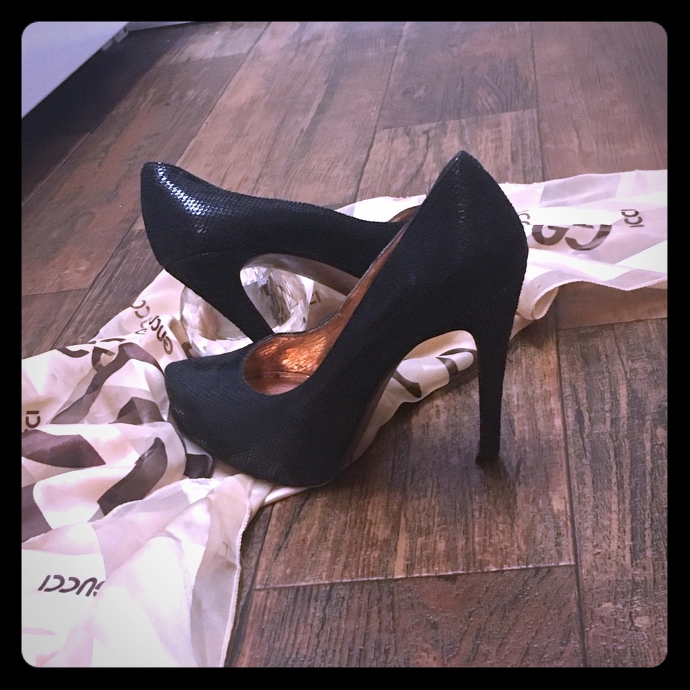 LIMITED TIME ONLY! 🥂BCBGENERATION BLACK PUMPS🖤💋