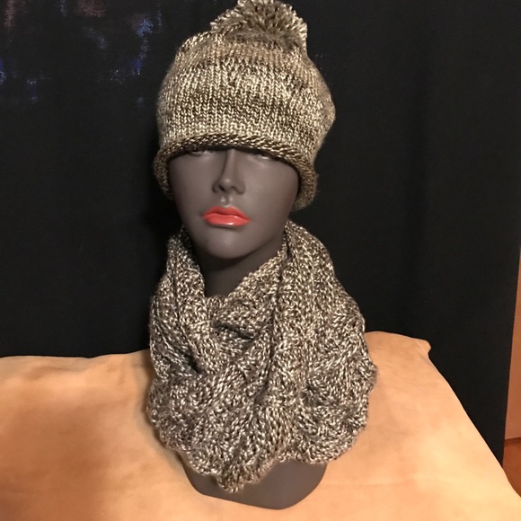 Scarf and hat - Picture 2 of 3