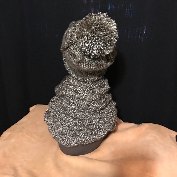 Scarf and hat - Picture 3 of 3