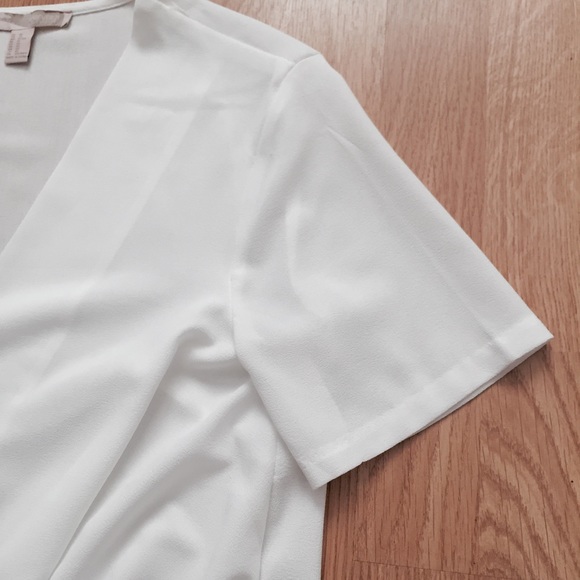 F21 White deep v top - Picture 5 of 5