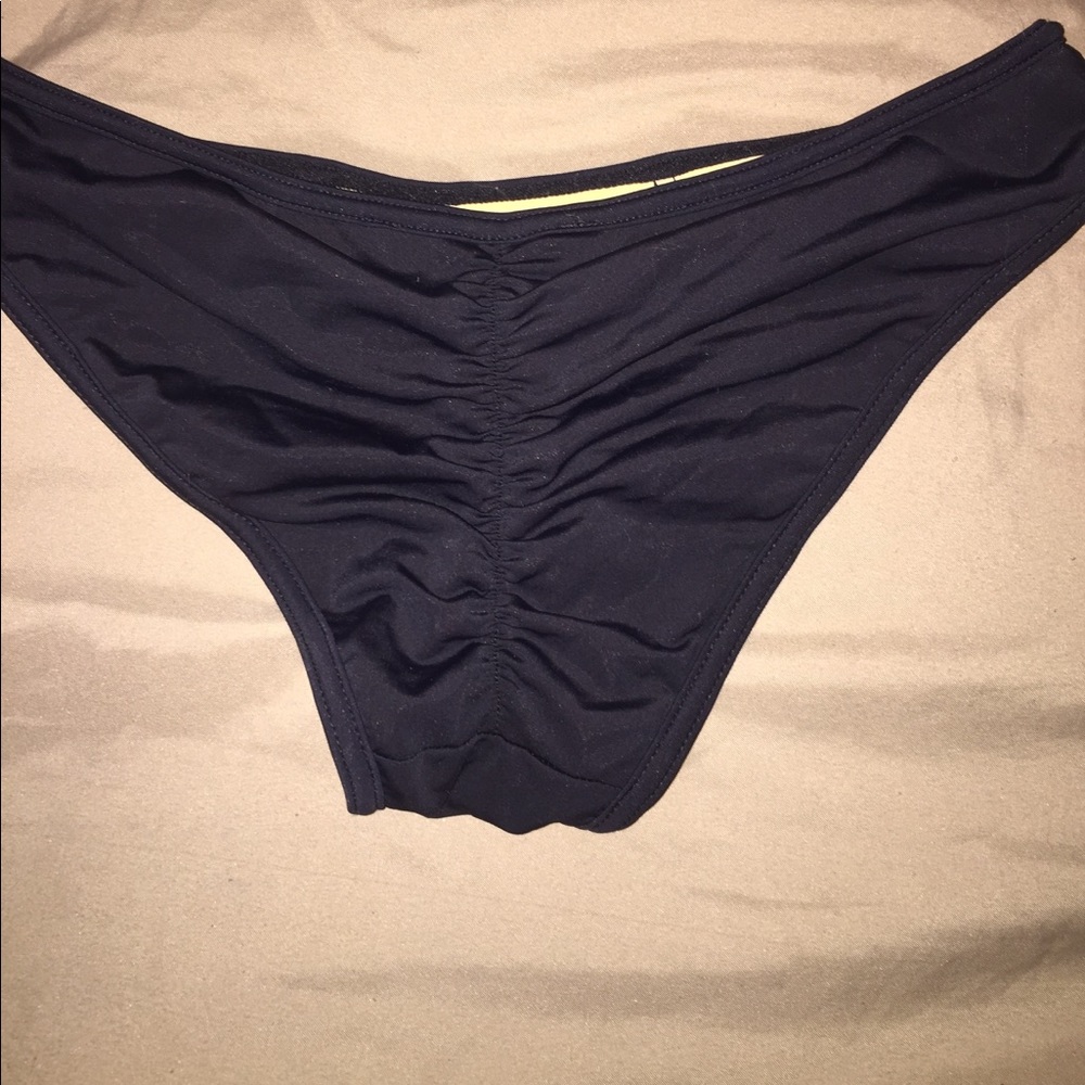 Bikini - Picture 2 of 3