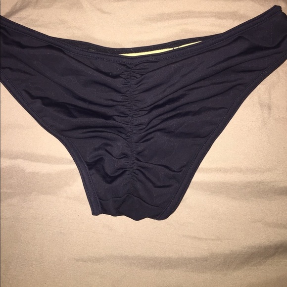 Bikini - Picture 2 of 3