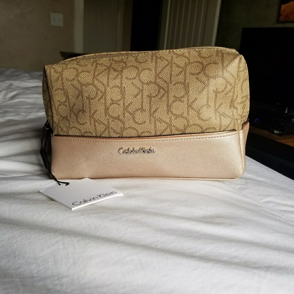 🚫SOLD 🚫NWT Calvin Klein toiletry bag