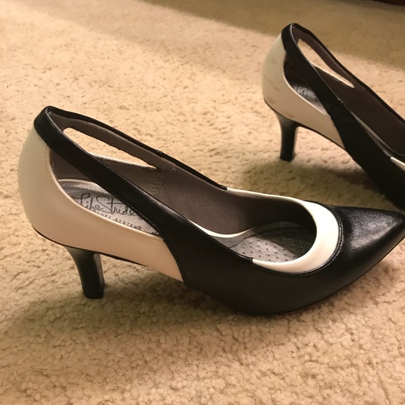 Black and white pumps - Picture 2 of 2