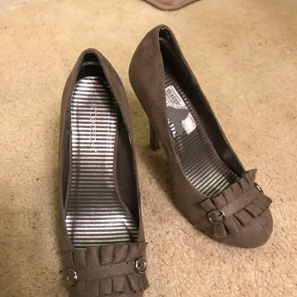 Dark taupe suede heels - Picture 2 of 3