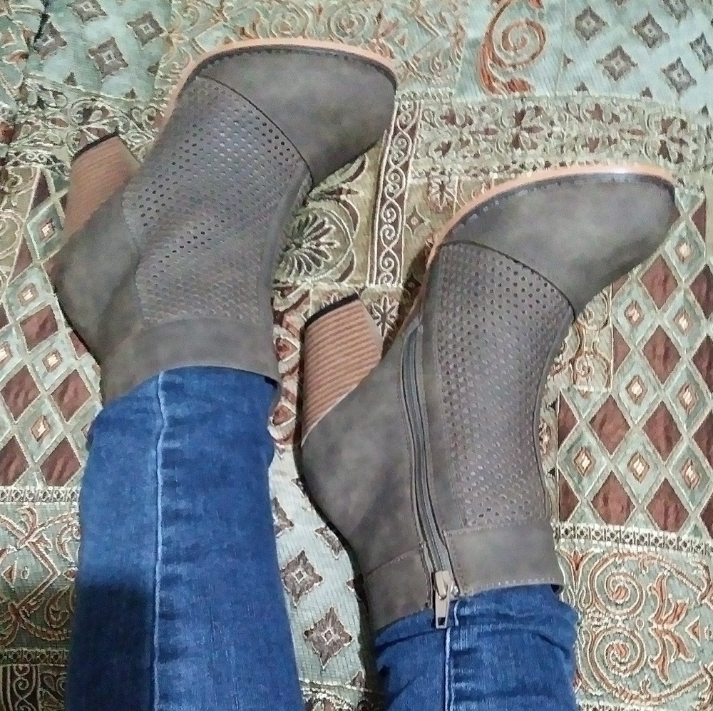 šNUBUCK PERFORATED WOMEN'S BOOTIE - Picture 6 of 8