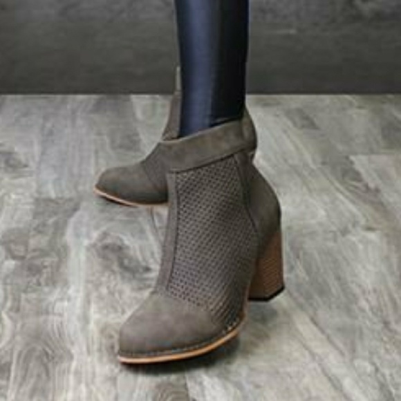 🆕NUBUCK PERFORATED WOMEN'S BOOTIE - Picture 5 of 8