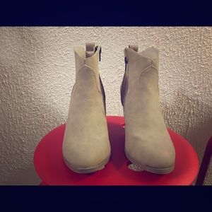 Beige/tan ankle boots!