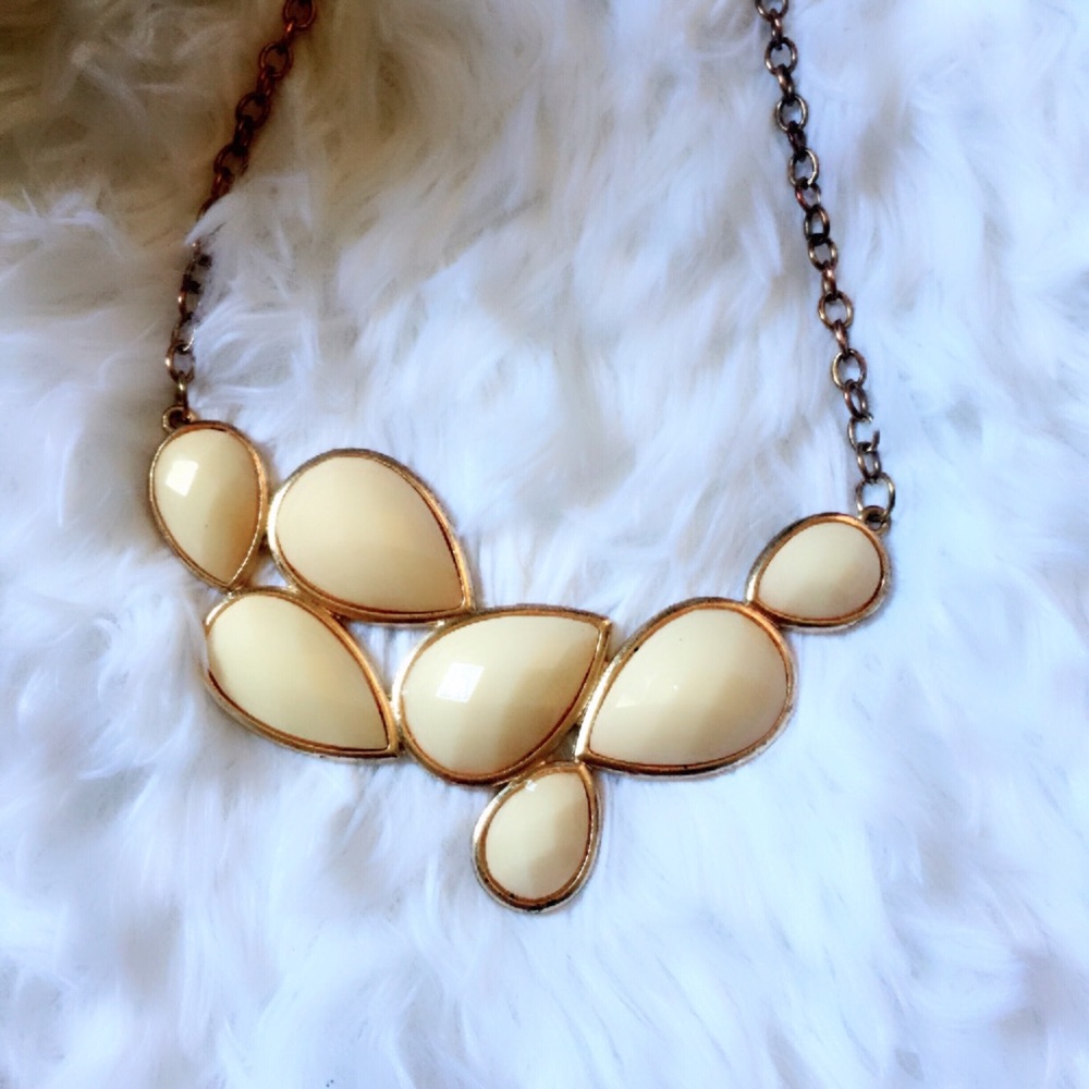 Close OUT SALE 🔥 Pastel Yellow Statement Necklace