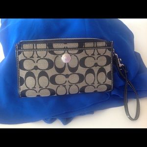 FINAL PRICE 🤑🤑.  Coach zip top wristlets