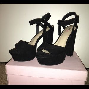 ✨Black platform strap heel ✨