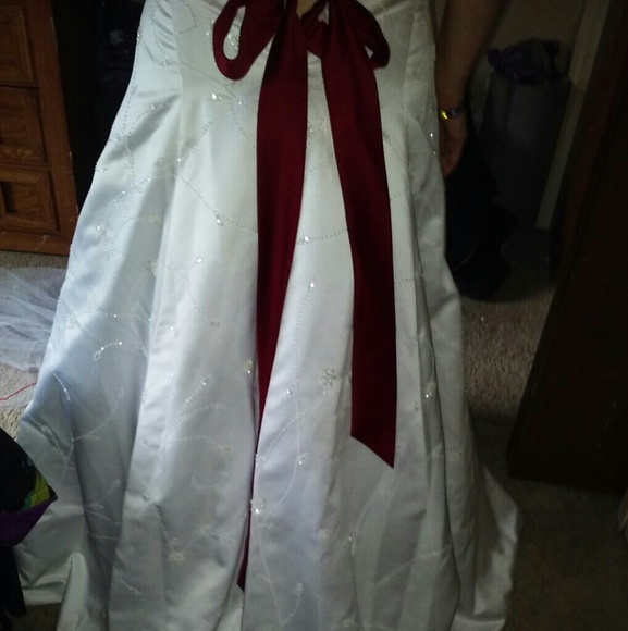 Wedding gown - Picture 3 of 5