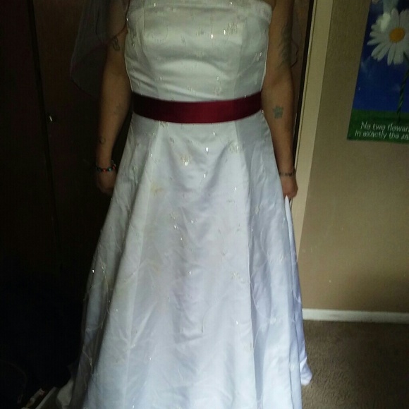 Wedding gown - Picture 4 of 5