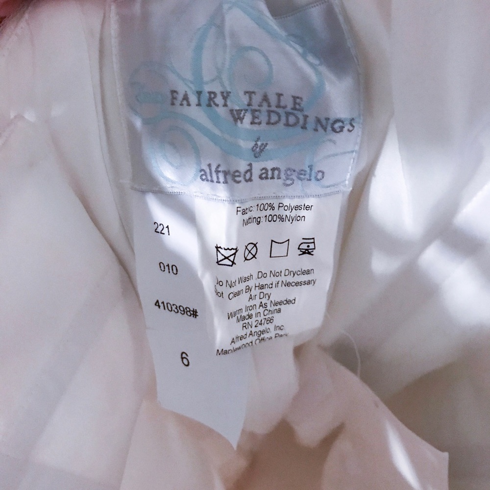 Alfred Angelo Rapunzel Gown - Style 221 - Picture 7 of 7