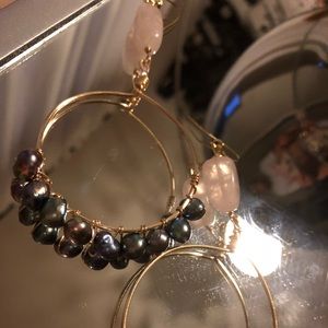 Hoops. Handmade. Pink cuarzo. Gray natural pearls