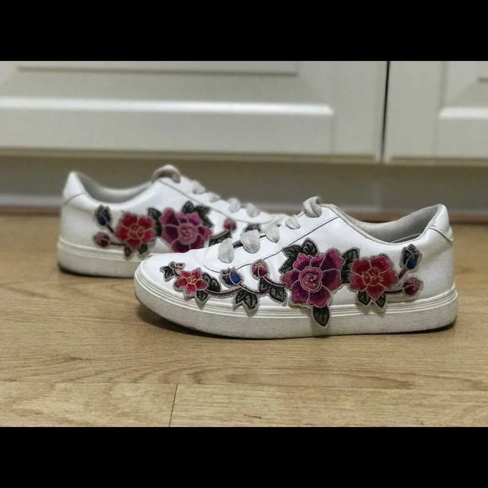 Trendy European floral tennis sneakers