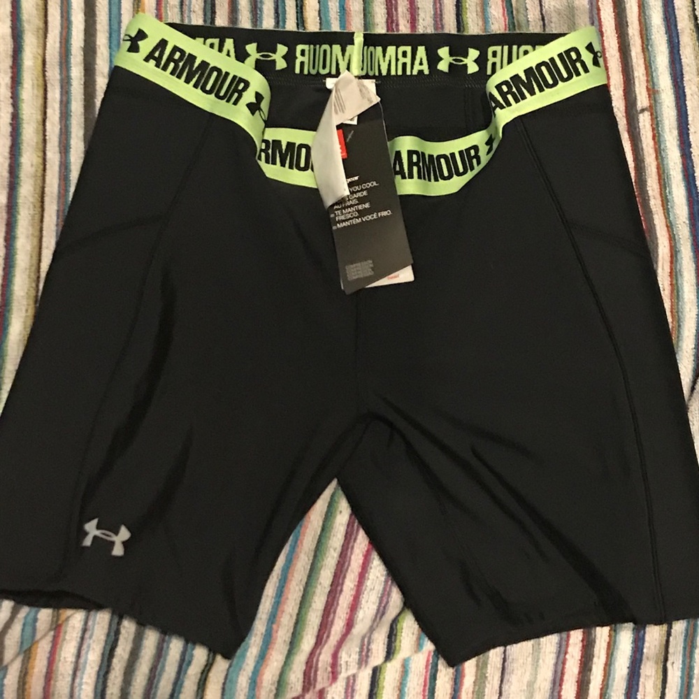Under Armour Strike Zone 7” Slider. Size L. NWT.