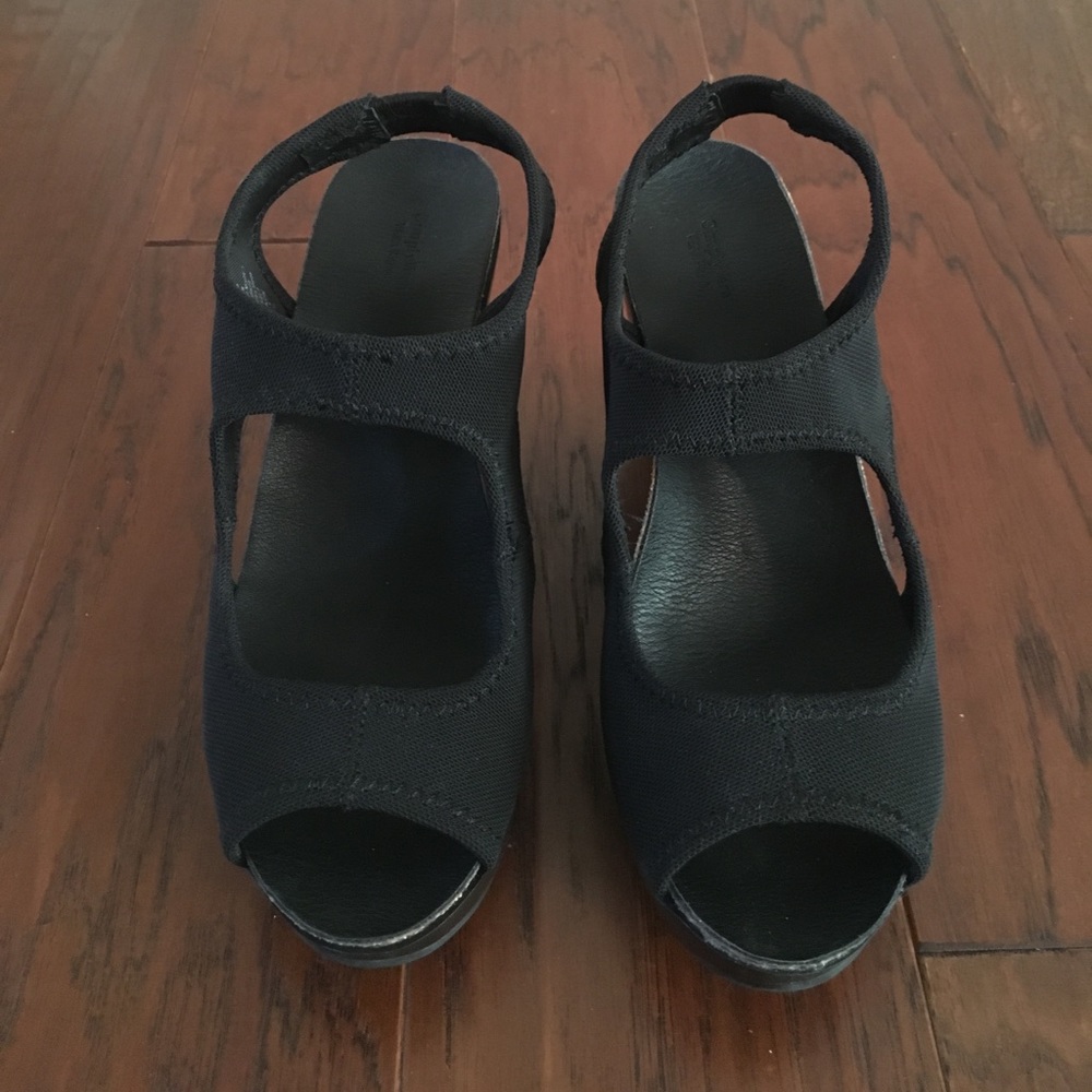 Simply Vera black wedges!