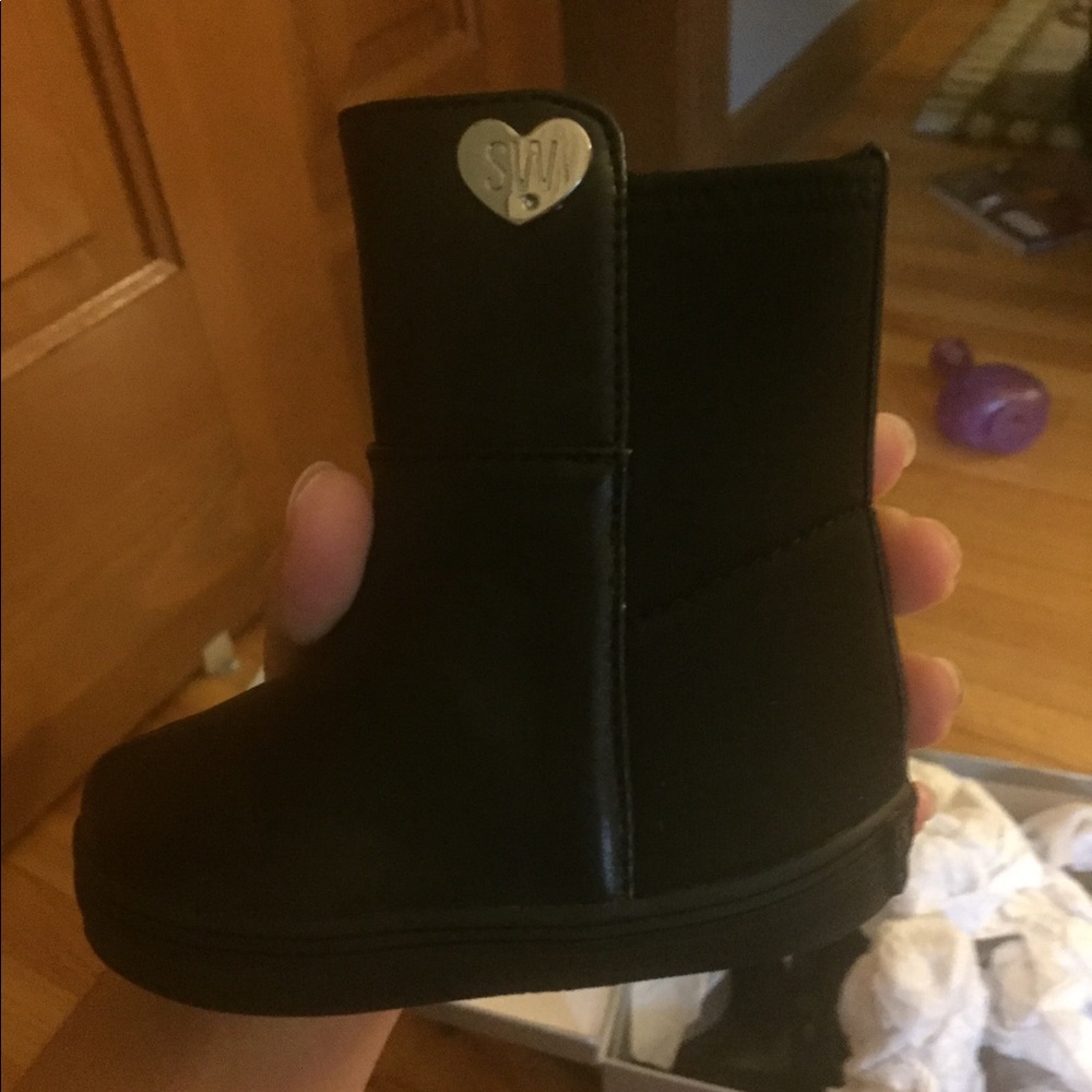 Brand new size 2 black Stuart weitzman