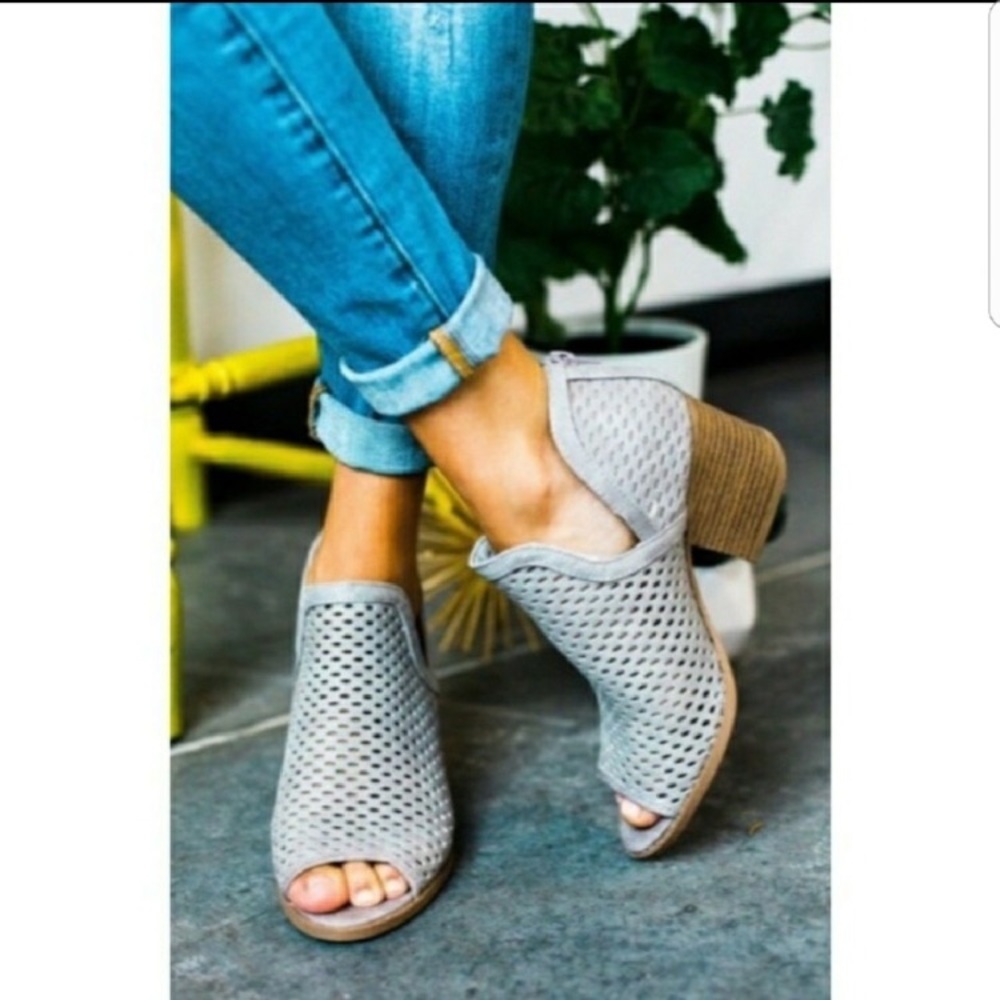 Grey peep toe bootie size 8 1/2 runs half size big