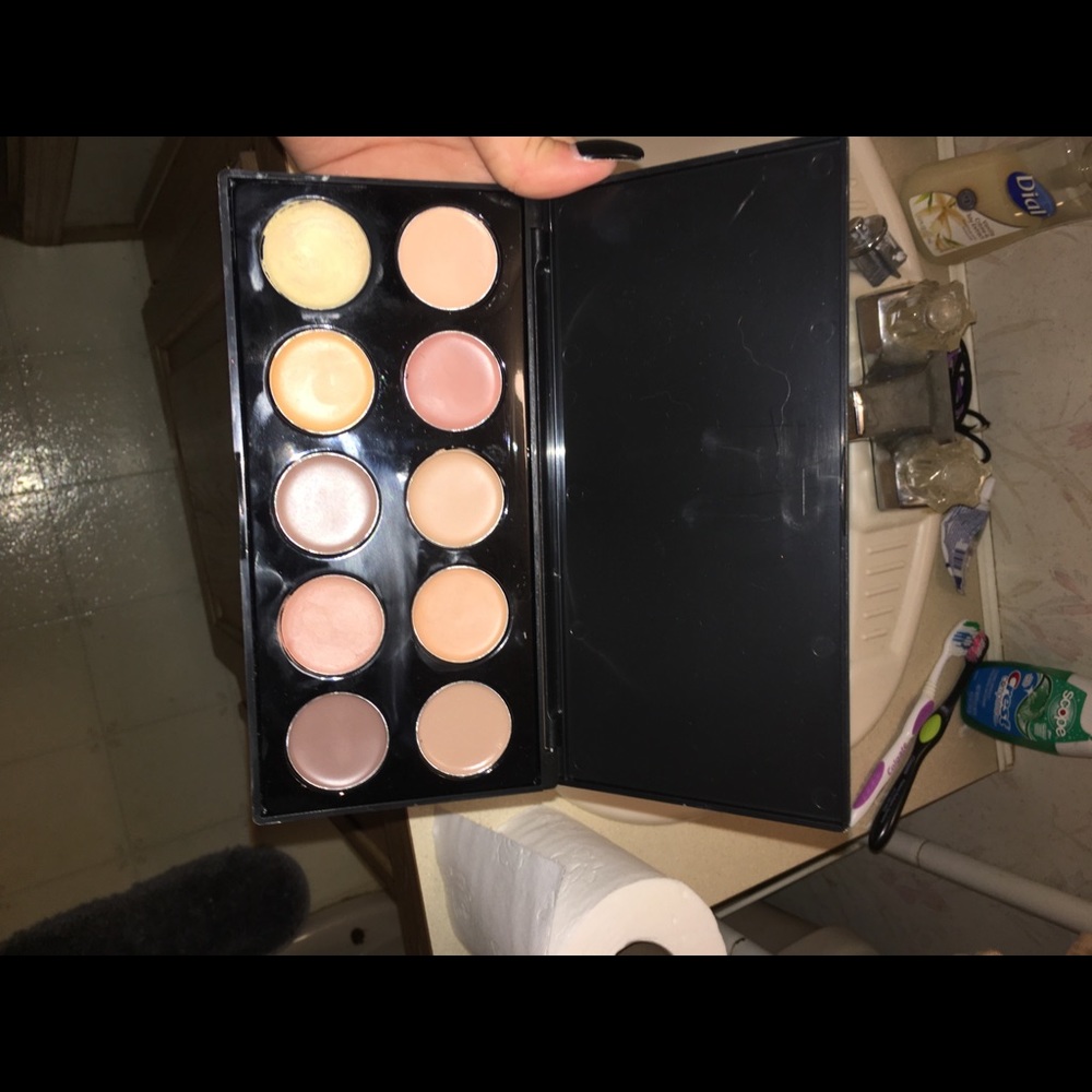 All about that face makeup pallet