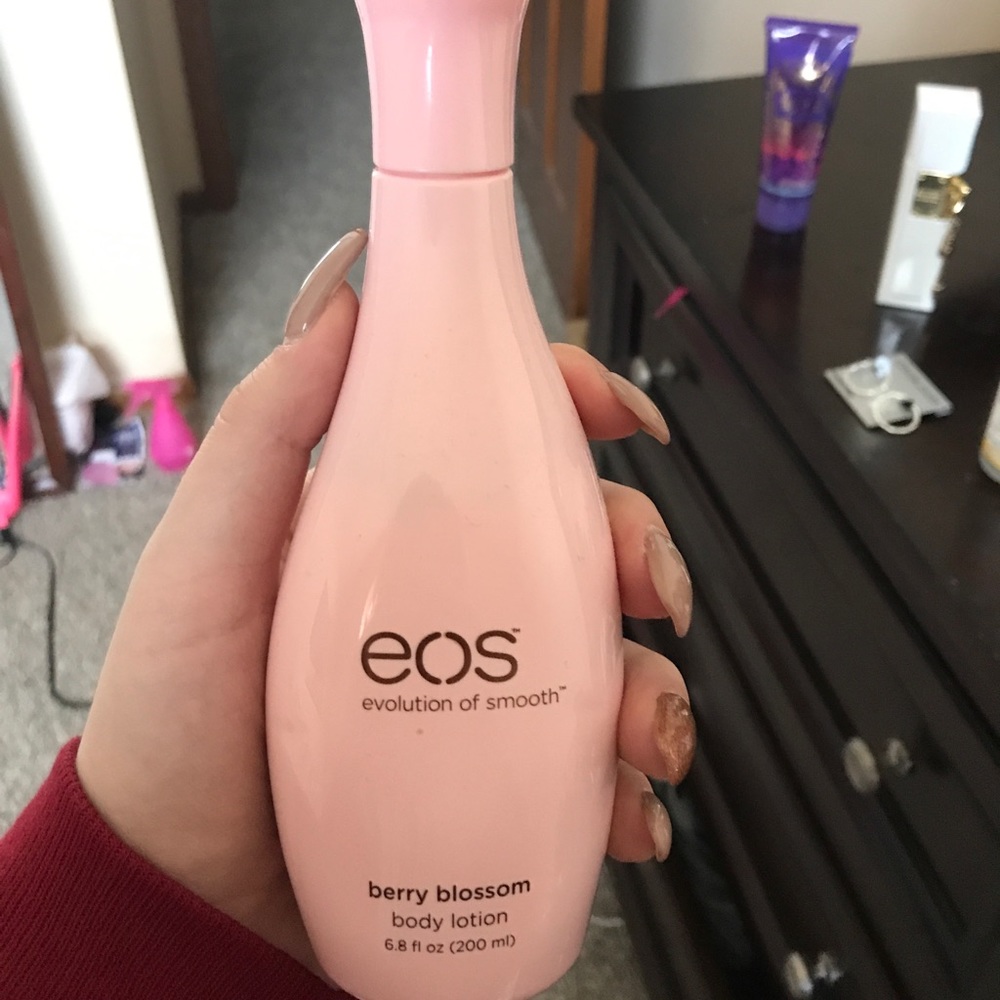 EOS berry blossom lotion 7 oz