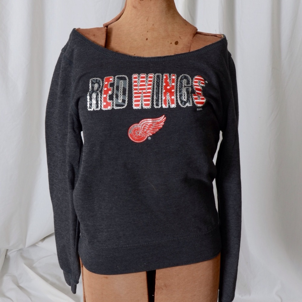 Detroit Red Wings sweatshirt.