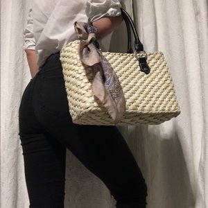 Medium sized straw bag