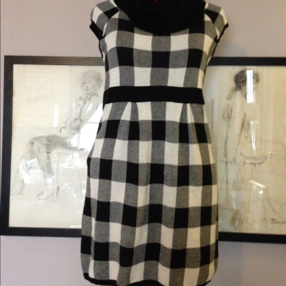 Sleeveless 2 tone cowl neck knit dress