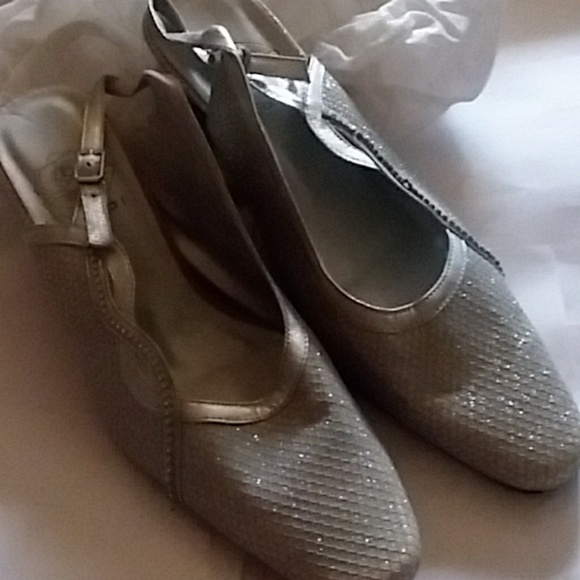 10 1/2 Wide Width" Great for Upcoming WEDDINGS - Picture 2 of 5