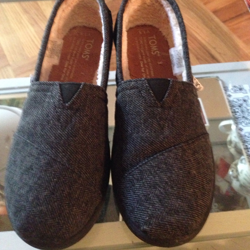 Toms Youth size shoes