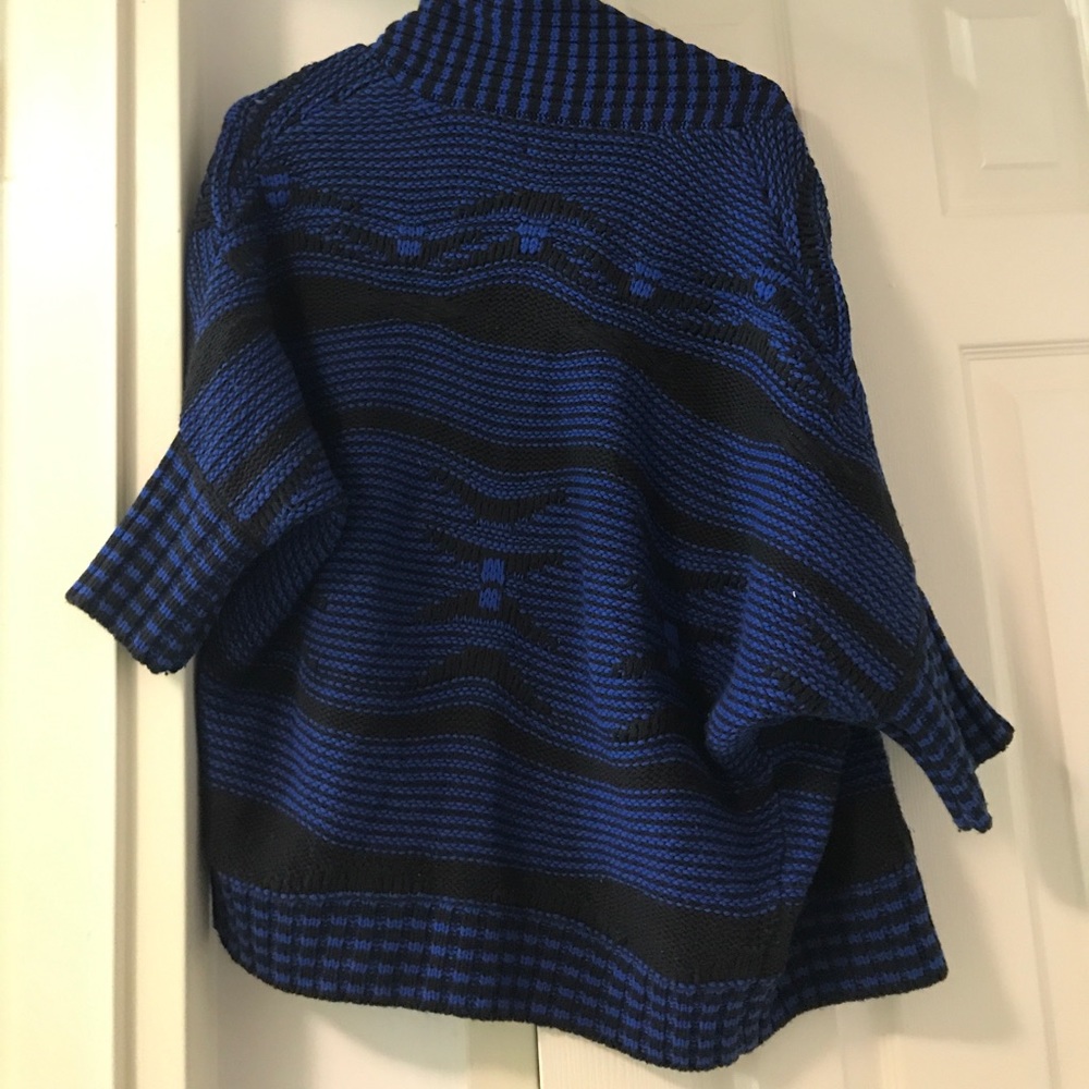 💙and🖤 Sweater - Picture 2 of 4