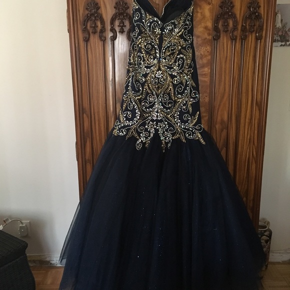 PRICR REDUCTION !!!! EMBELLISHED GOWN - LISTING PRICE JUST LOWERED !! - Picture 2 of 7