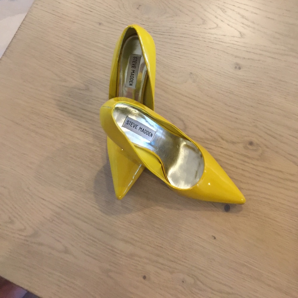 Gorgeous pair of Steve Madden pumps. - Picture 2 of 4