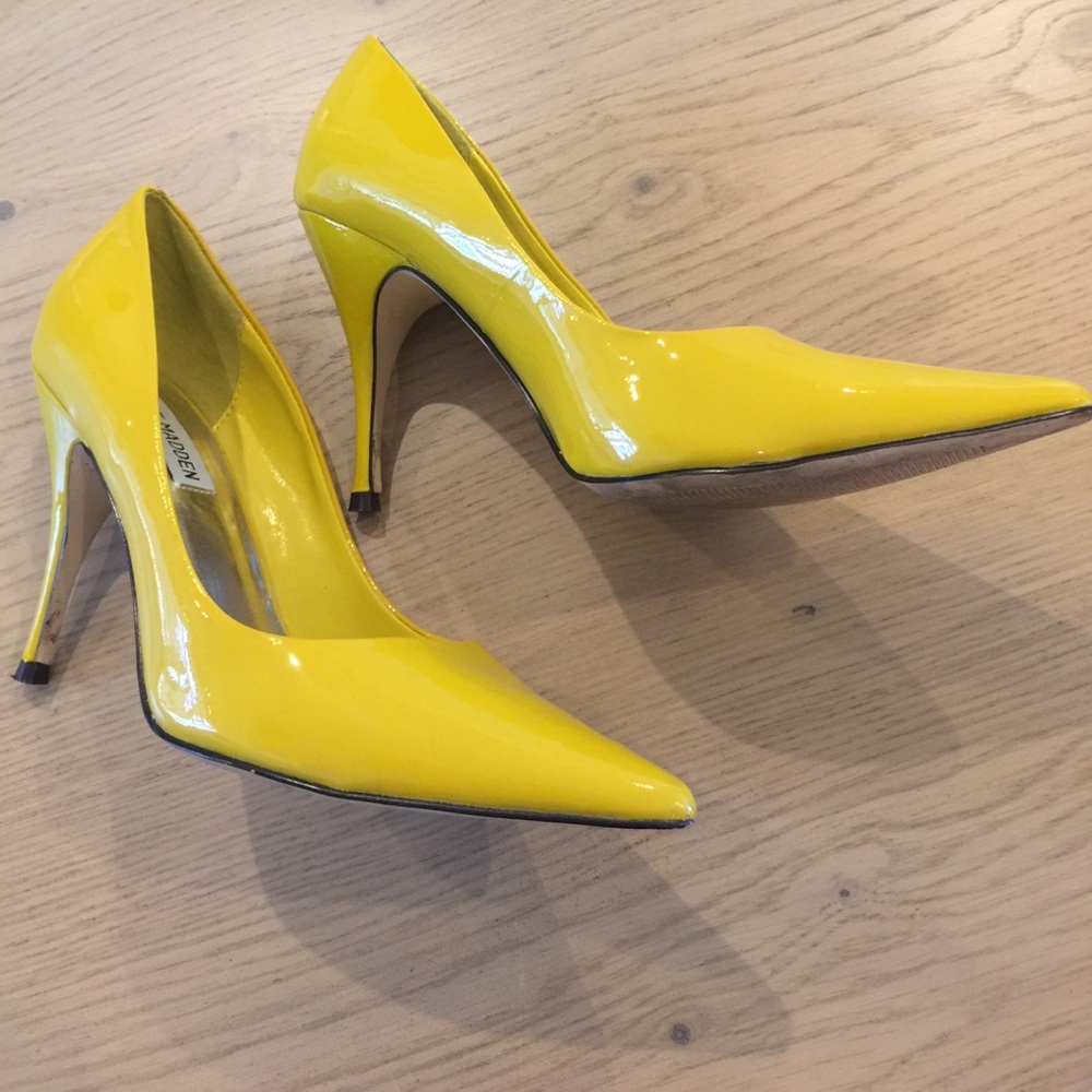 Gorgeous pair of Steve Madden pumps. - Picture 3 of 4