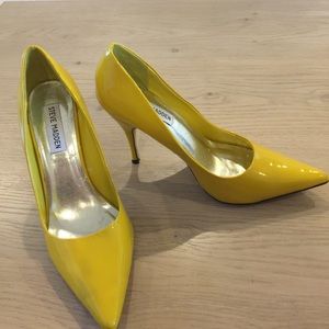 Gorgeous pair of Steve Madden pumps.